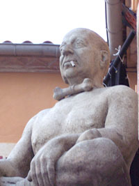 statue